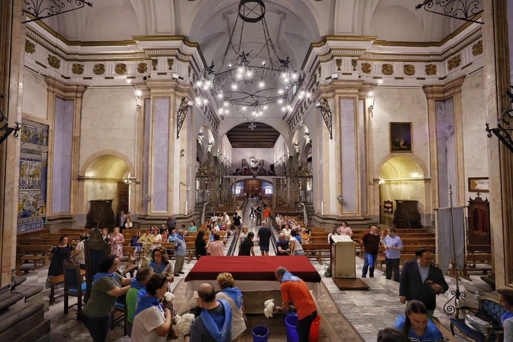 Talavera vuelve a vestir de flores a su Virgen del Prado