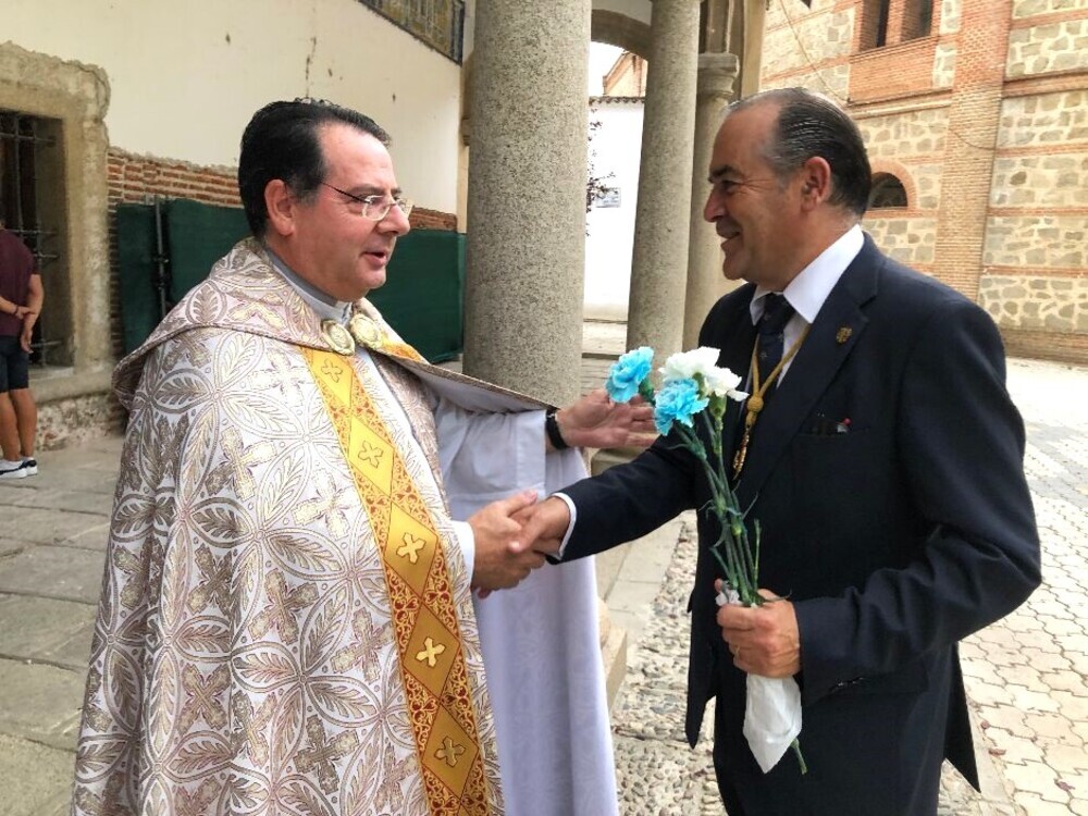 Talavera vuelve a vestir de flores a su Virgen del Prado