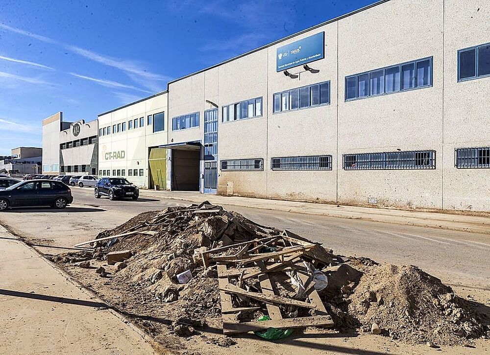 Algunas de las empresas de la calle Río Jarama han retirado miles de toneladas de fango a lo largo del último mes, lo que les complica recuperar la totalidad de su actividad laboral. 