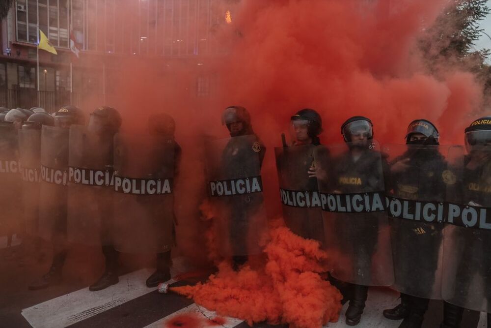 La Policía retira a manifestantes que llegaron hasta los exteriores del Congreso de Perú  / ALDAIR MEJIA