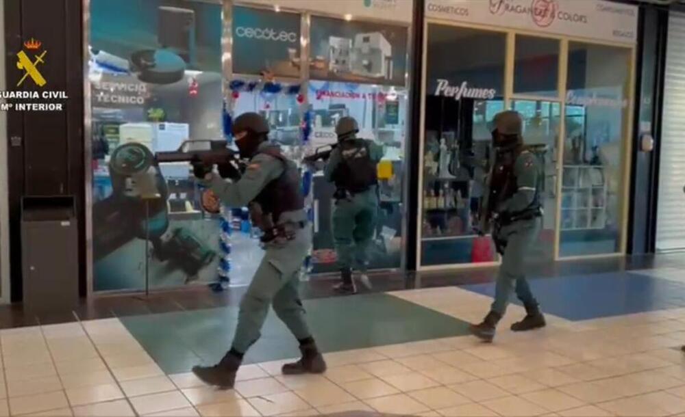 Agentes de la Unidad de Seguridad Ciudadana de la Guardia Civil 'peinaron' el centro comercial