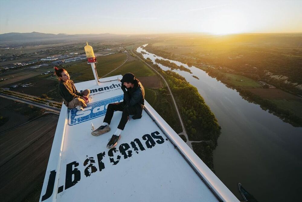 Una instagramer sube al puente atirantado por su 25 cumpleaños