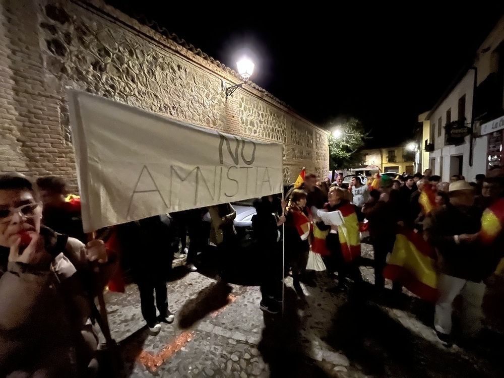 Decenas de toledanos rechazan la amnistía en la sede del PSOE