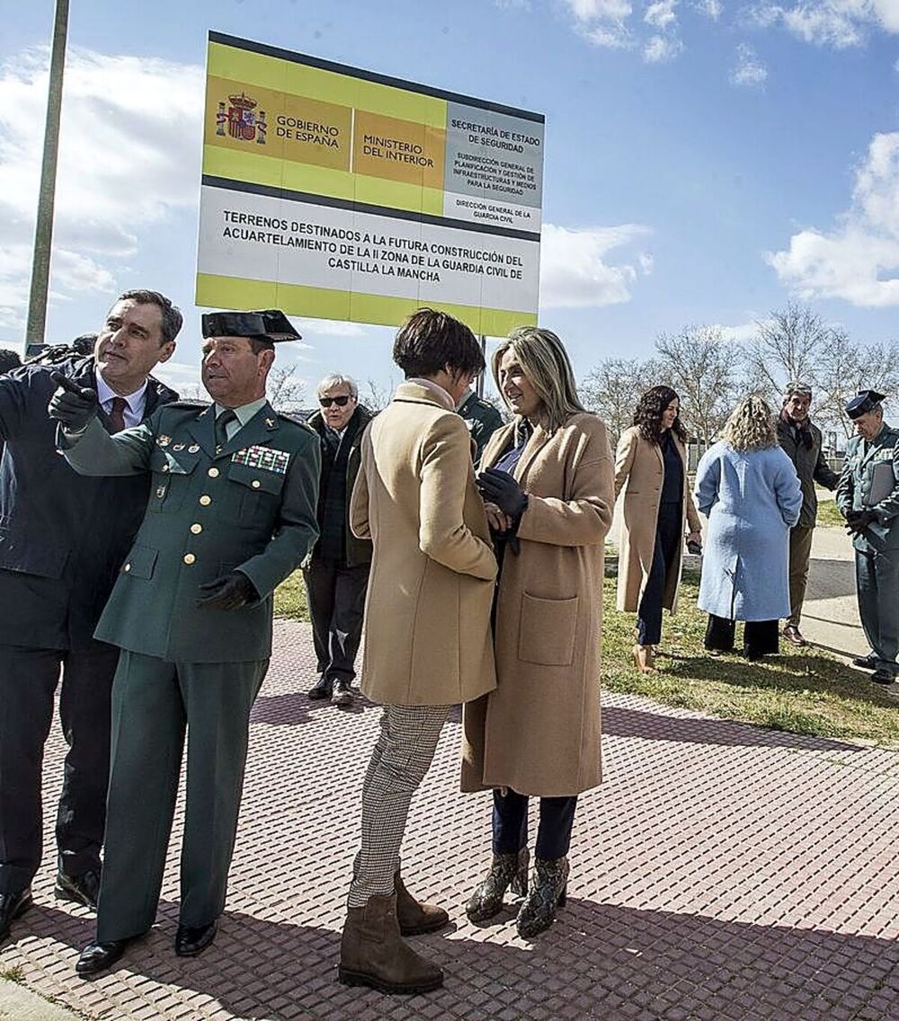 Tolón conversa con María Gámez tras colocar el cartel en marzo de este año.