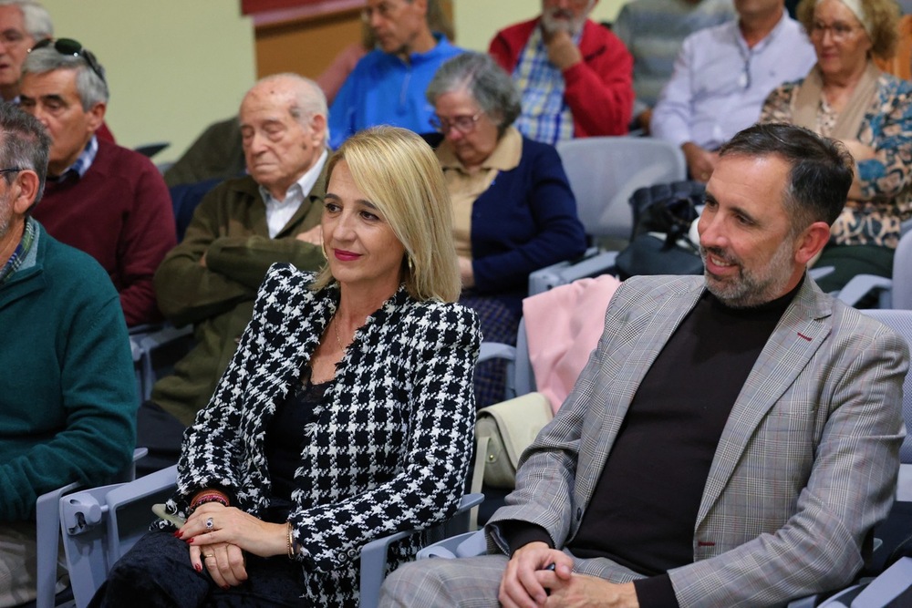 En la conferencia estuvo presente la vicealcaldesa, Inés Cañizares, y el concejal de Movilidad y Transportes, Iñaki Jiménez.