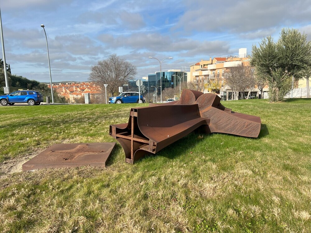 La escultura de José Luis Sánchez sigue tirada en la rotonda de la plaza de Grecia.