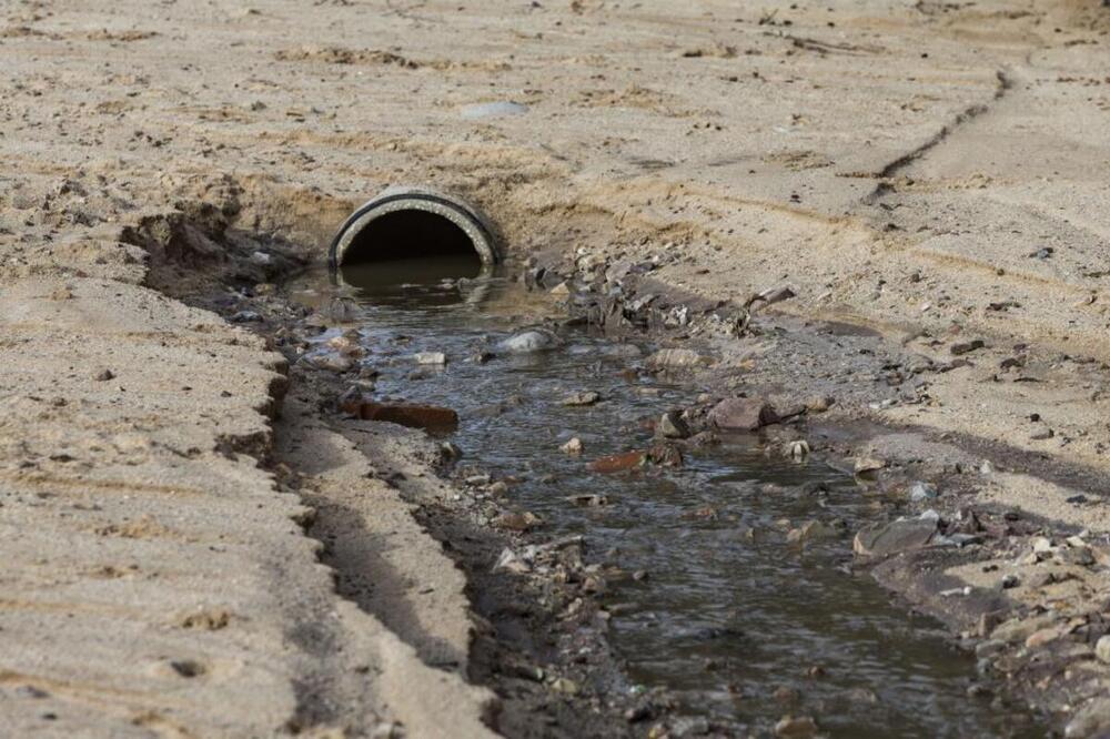 La tubería del colector ha resultado dañada con las últimas lluvias.