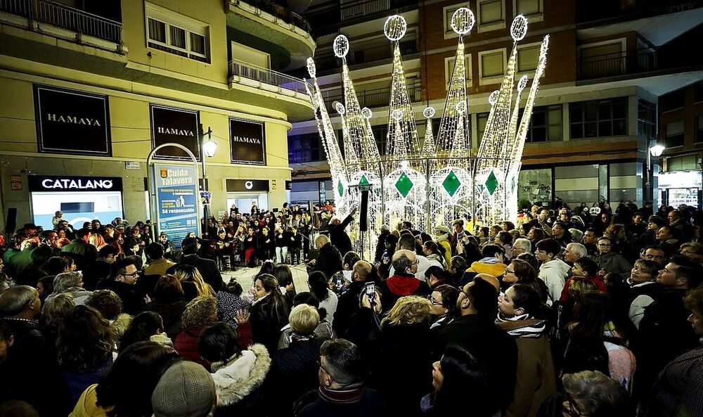 Gran asistencia de talaveranos al encendido de la Navidad