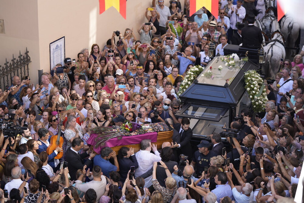 El féretro con los restos mortales de María Jiménez a su salida de la Iglesia de Santa Ana camino al cementerio.