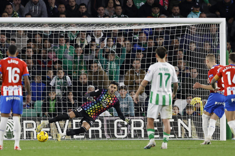 El Betis frena al Girona 