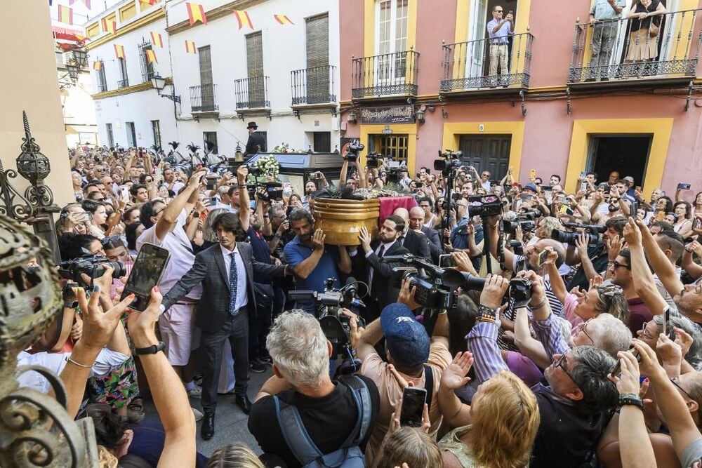 El féretro de María Jiménez es transportado en un coche de caballos a la iglesia de Santa Ana de Triana, donde se celebrará una misa  / RAUL CARO