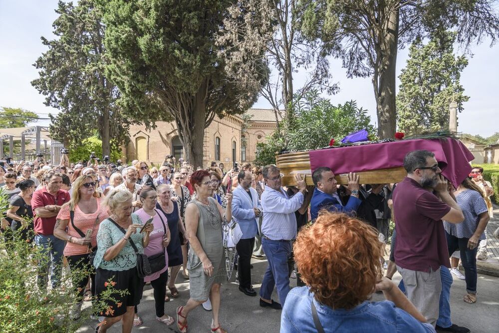 El féretro de María Jiménez en el cemenetrio de San Fernando de Sevilla  / RAÚL CARO