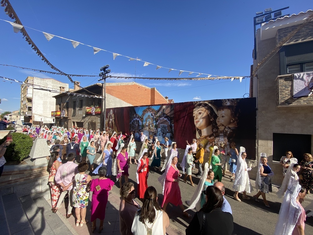 Las mantillas blancas se dejaron ver en Mocejón para celebrar la coronación de la Virgen del Carmen.