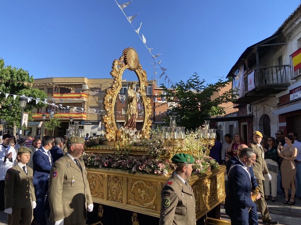 La carroza de la Virgen del Carmen fue escoltada por militares. 