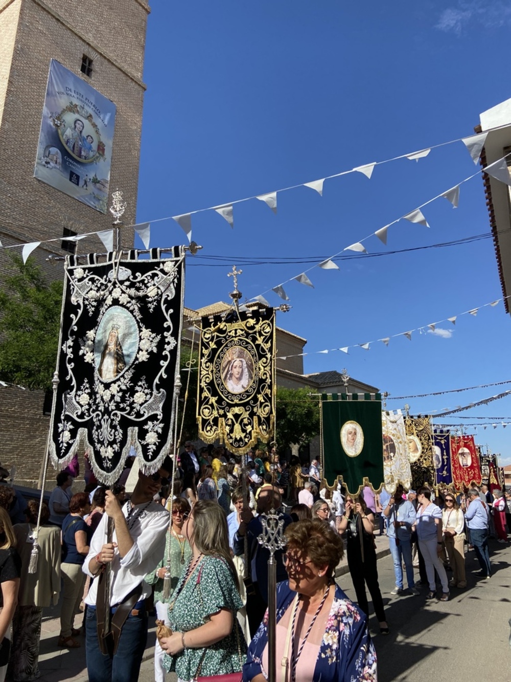 Más de 170 hermandades llegadas de la provincia acompañaron a la Virgen del Carmen de Mocejón en su coronación.