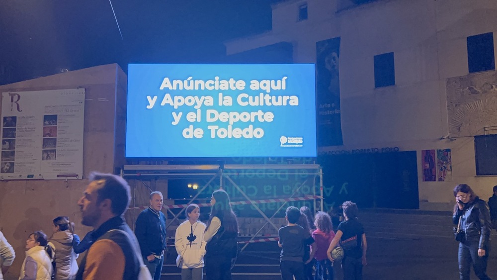 Una de las dos pantallas instaladas a la entrada de la plaza del Miradero, a escados metros de Zocodover.