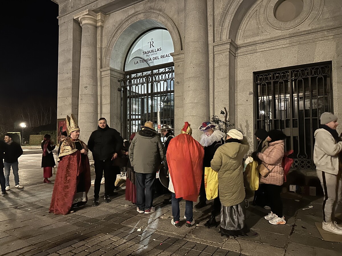 Muchas de las personas congregadas en el Teatro Real han acudido disfrazadas con los más diversos y llamativos atuendos  / EUROPA PRESS