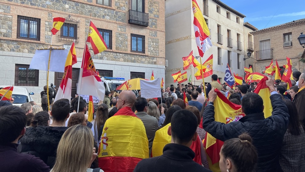 El himno de España sonó ante la sede del PSOE de Castilla-La Mancha.