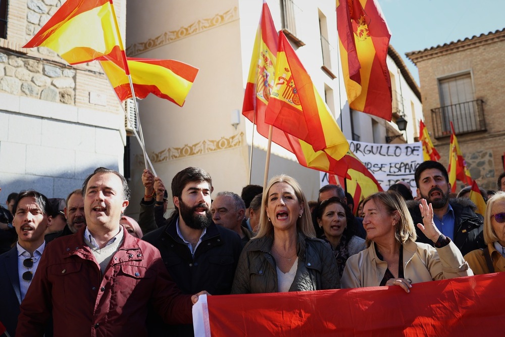 Inés Cañizares, Manuel Mariscal y David Moreno se concentraron ante la sede del PSOE.