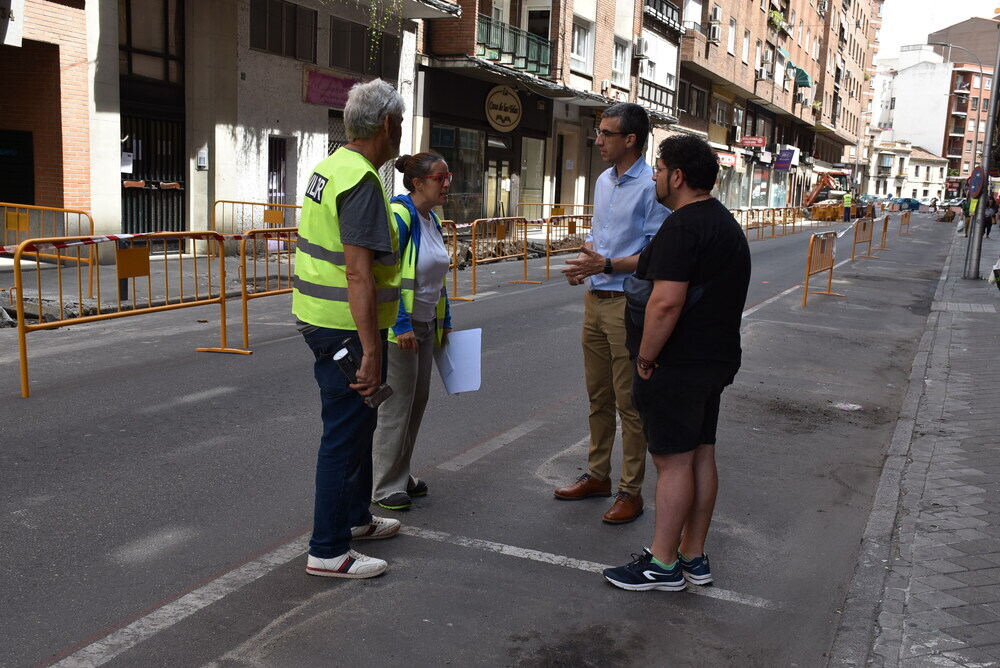 La obra de la calle Marqués de Mirasol empieza por el acerado