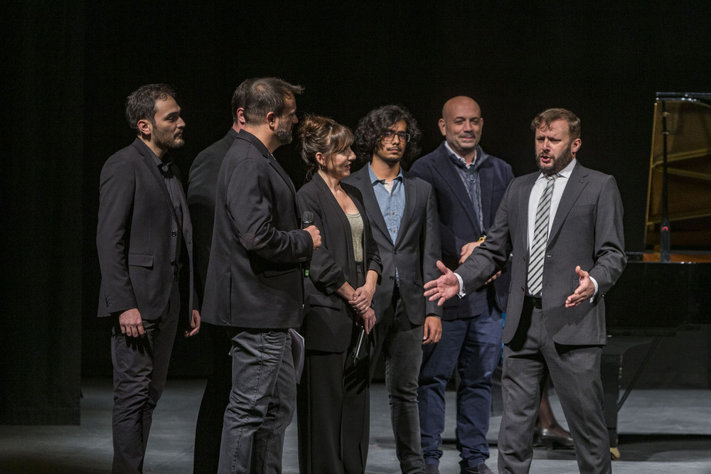 Un coro de ópera sorprendió a los artistas durante la presentación de la película en el Rojas.