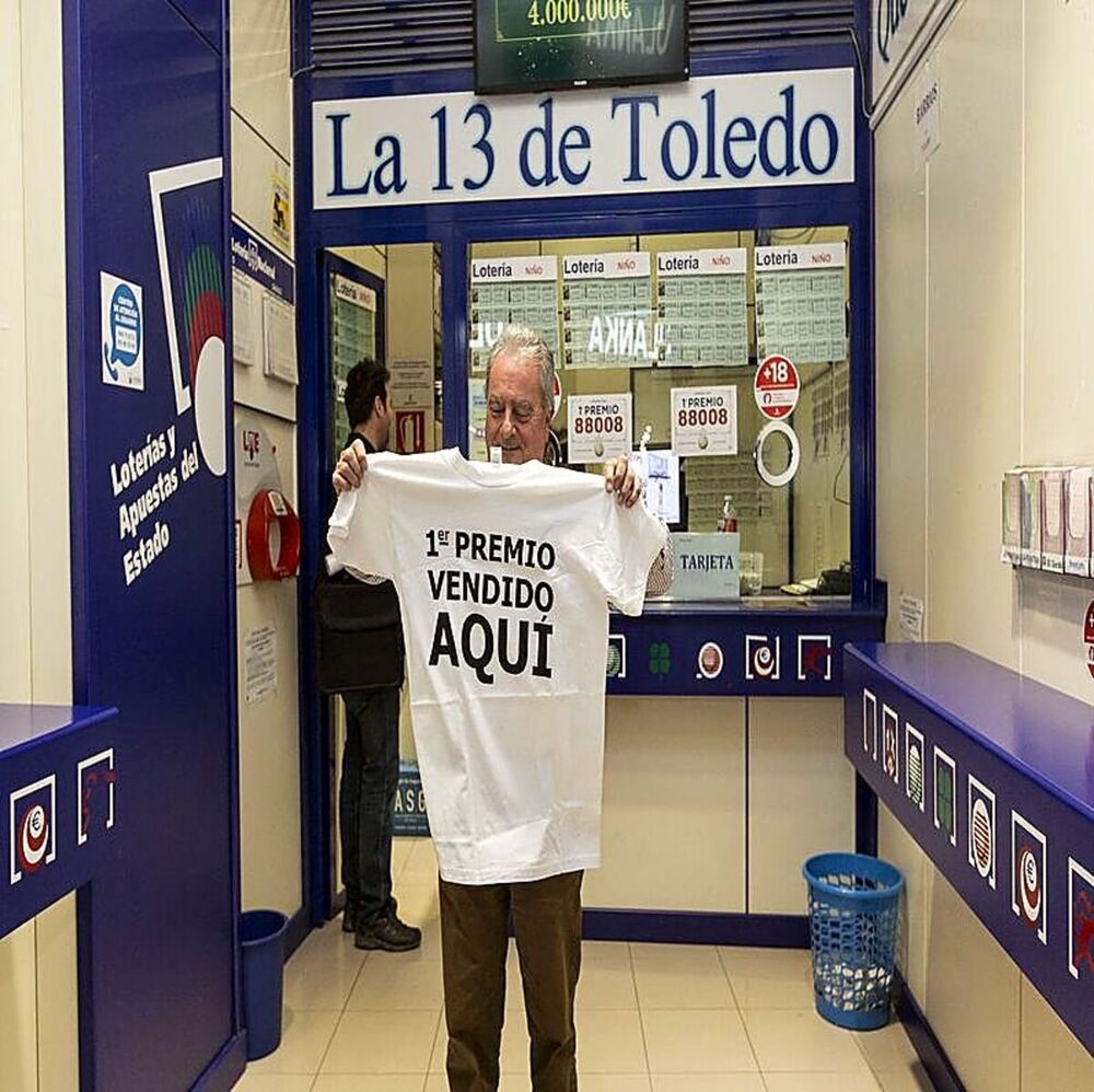 Trinitario Nieto posa orgulloso con la camiseta del primer premio.