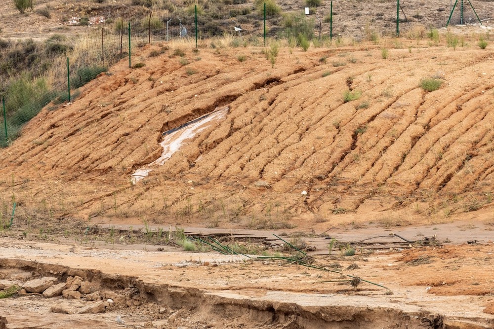 La Dana desentierra restos de amianto soterrados por la Junta