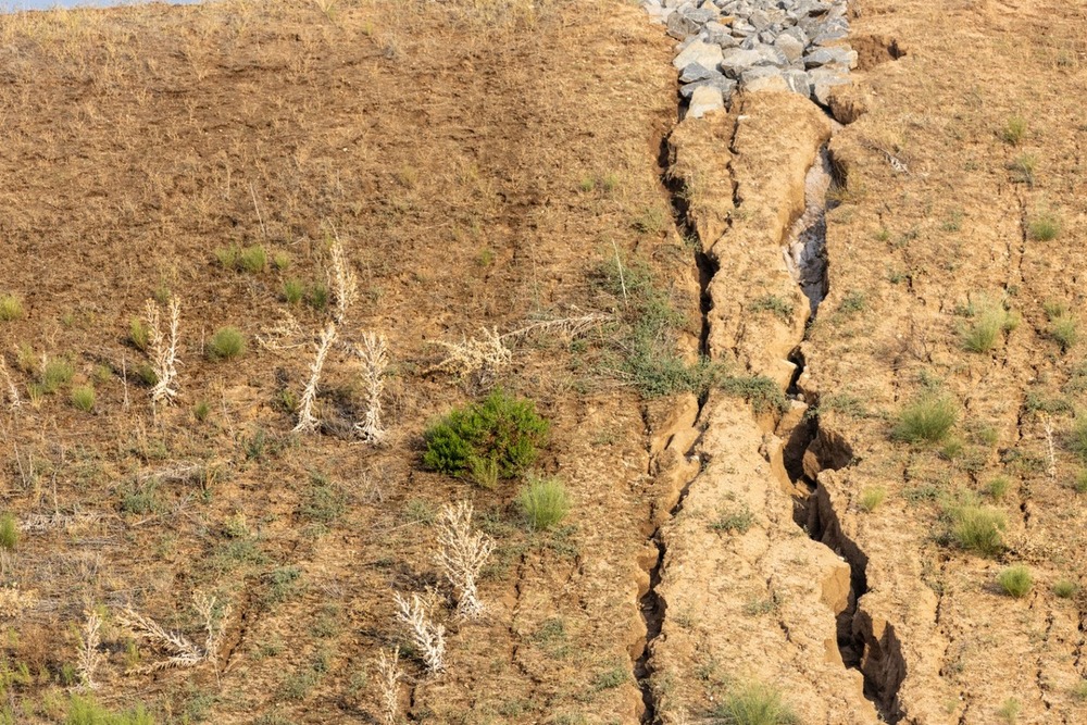 La Dana desentierra restos de amianto soterrados por la Junta