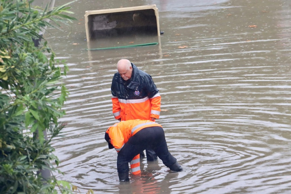 Inundaciones en la calle Comercio y la rotonda de ceramistas