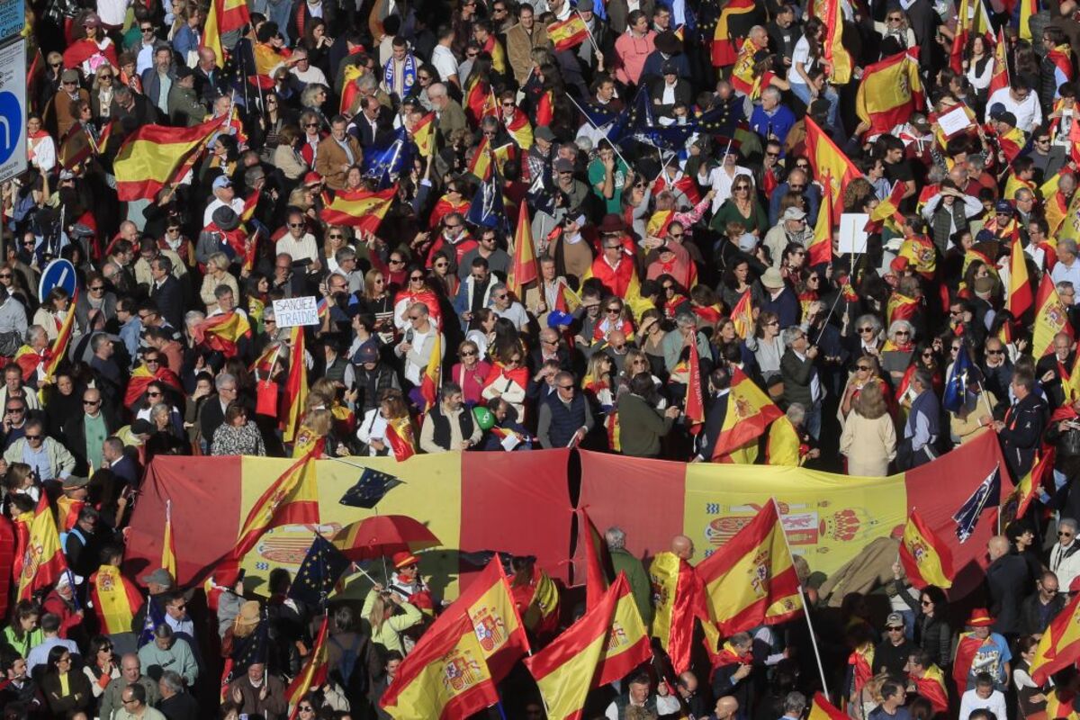 Manifestación multitudinaria contra la amnistía en la Plaza de Cibeles de Madrid  / FERNANDO ALVARADO