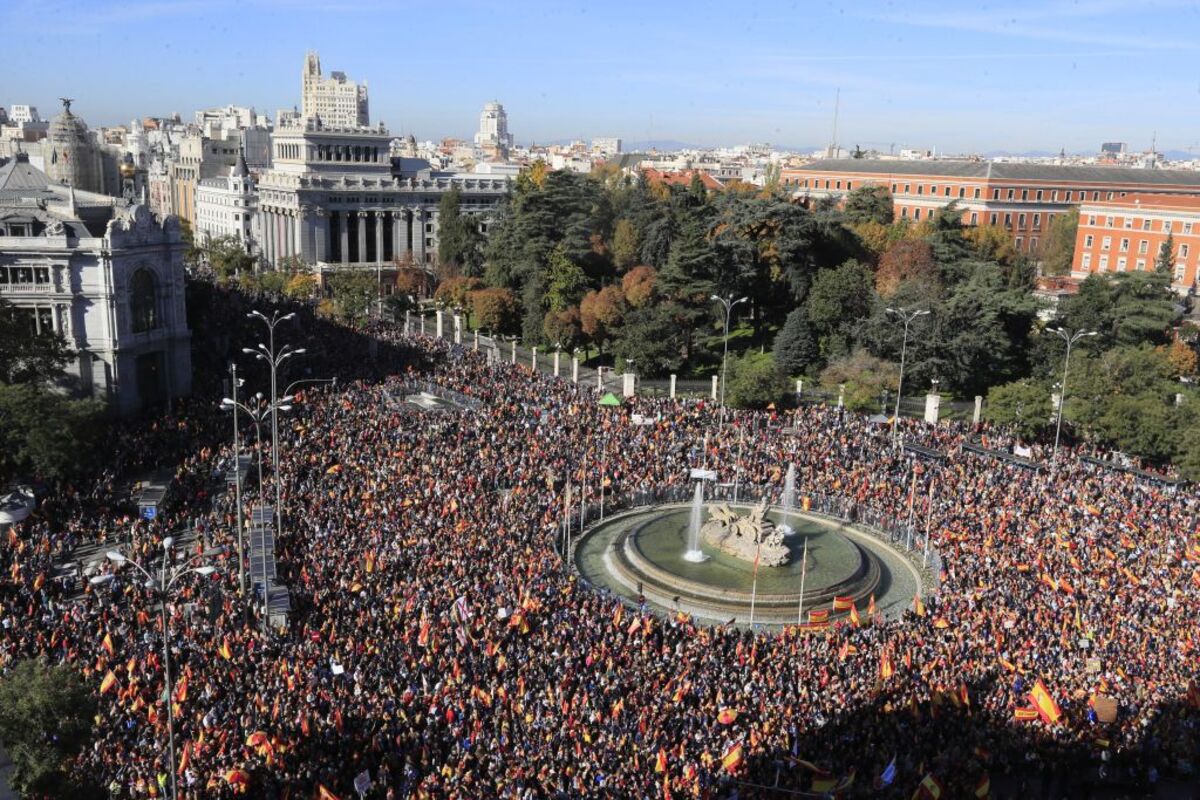 Manifestación multitudinaria contra la amnistía en la Plaza de Cibeles de Madrid  / FERNANDO ALVARADO