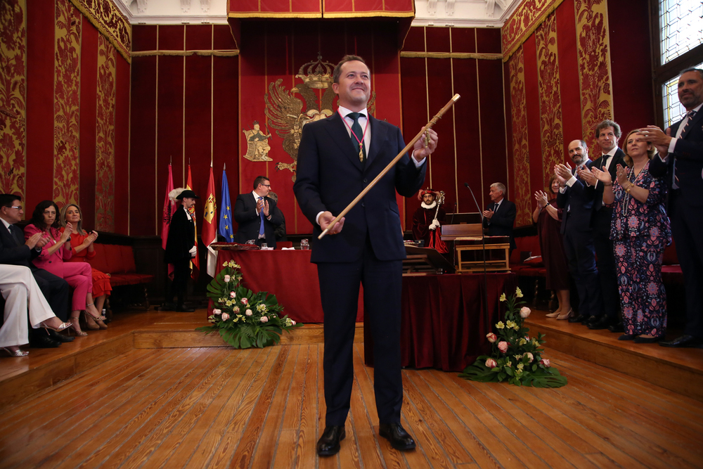 Carlos Velázquez, con el bastón de mando de la Alcaldía de Toledo.