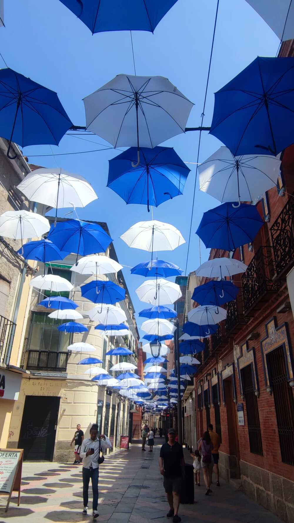 500 paraguas azules y blancos para la calle San Francisco