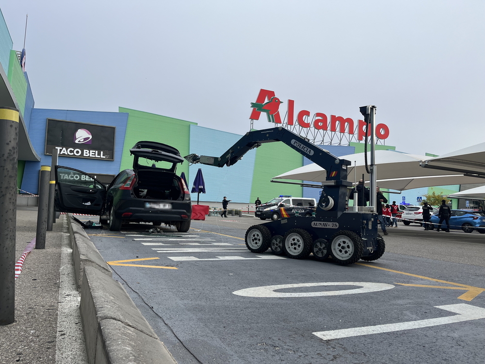 AUNAV-75, el robot de la Policía Nacional, junto al coche bomba.