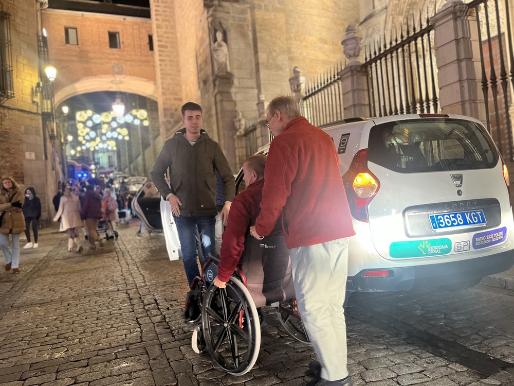 Los taxistas iluminan los corazones de los más mayores