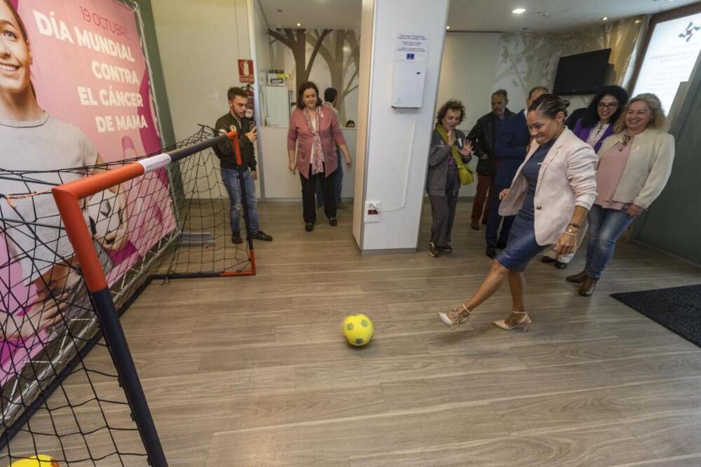 Charo Navas, alcaldesa de Olías, asisitió a la presentación de la campaña y marcó un gol al cáncer de mama.