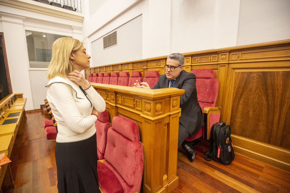 Carmen Picazo, de Ciudadanos, departe con el diputado del PP Miguel Ángel Rodríguez. 