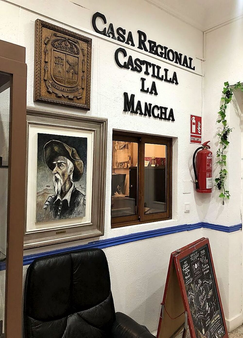 A la entrada, un gran letrero y un cuadro de Don Quijote dan la bienvenida. 