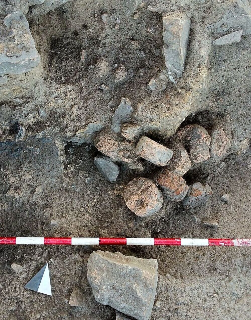 Restos de pesas de telar hallados en el yacimiento.