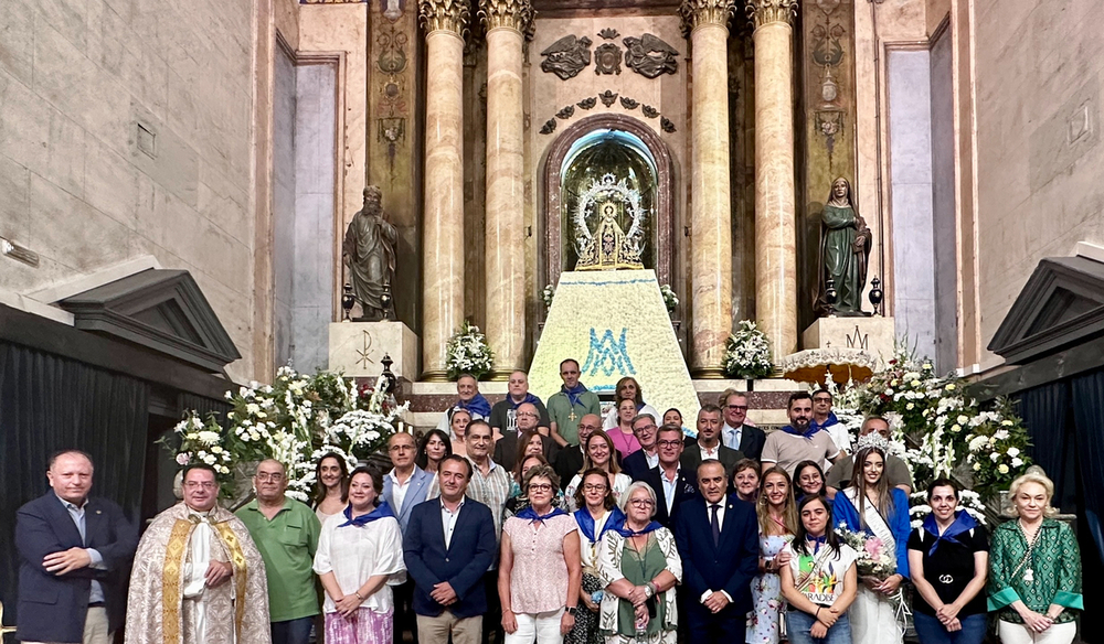 La ofrenda floral rinde homenaje a la Virgen del Prado