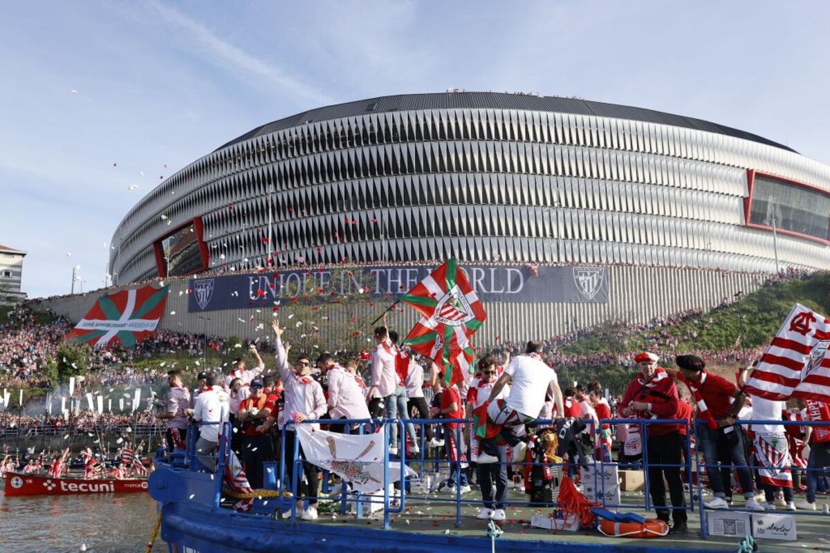 La gabarra 'Athletic' recorre su travesía por el Nervión entre multitudes  / LUIS TEJIDO