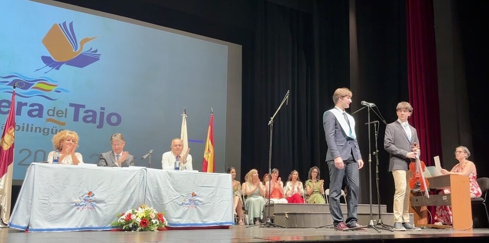 Alumnos del ÍES Ribera del Tajo celebran su graduación