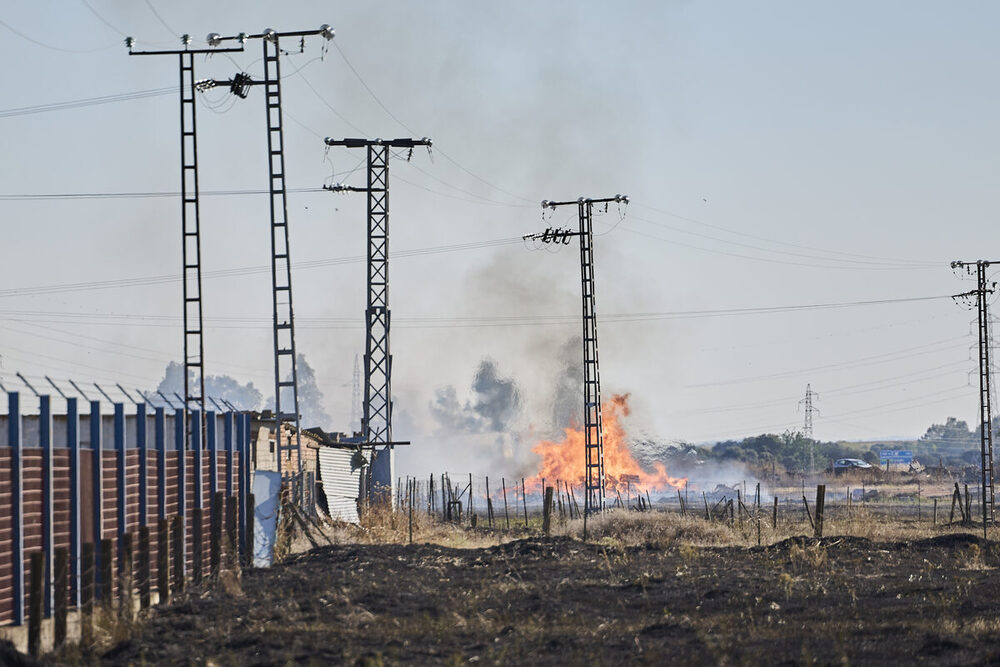 Los bomberos siguen sofocando el incendio de Torrehierro