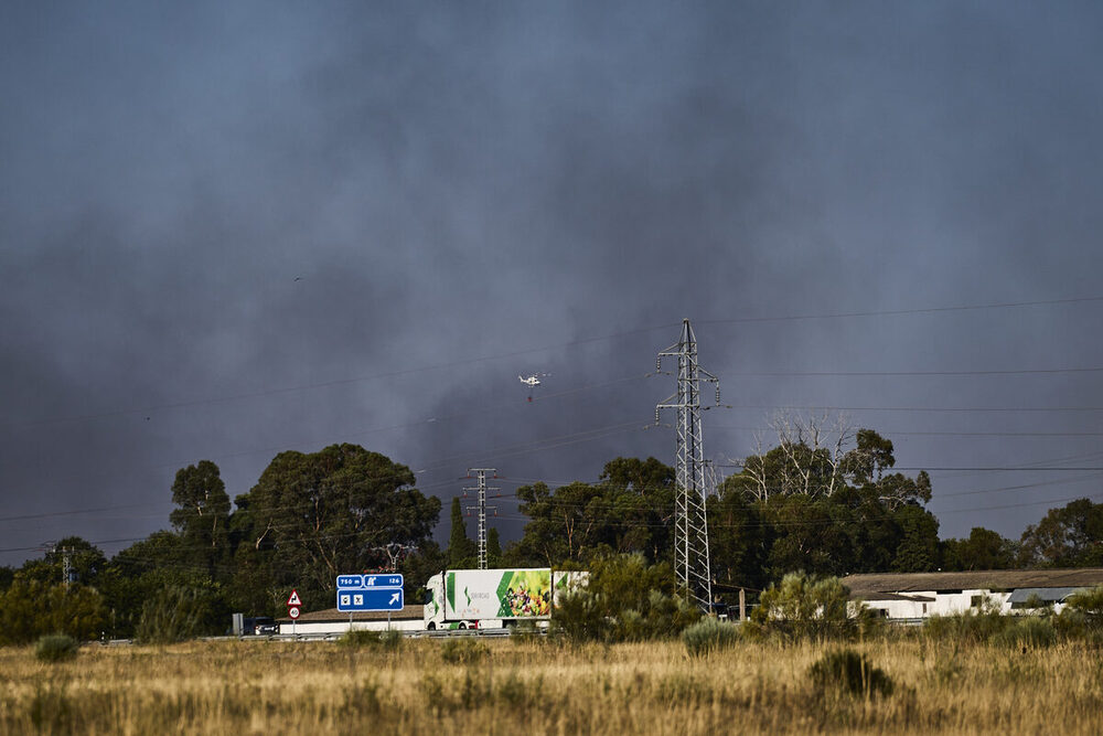 Los bomberos siguen sofocando el incendio de Torrehierro