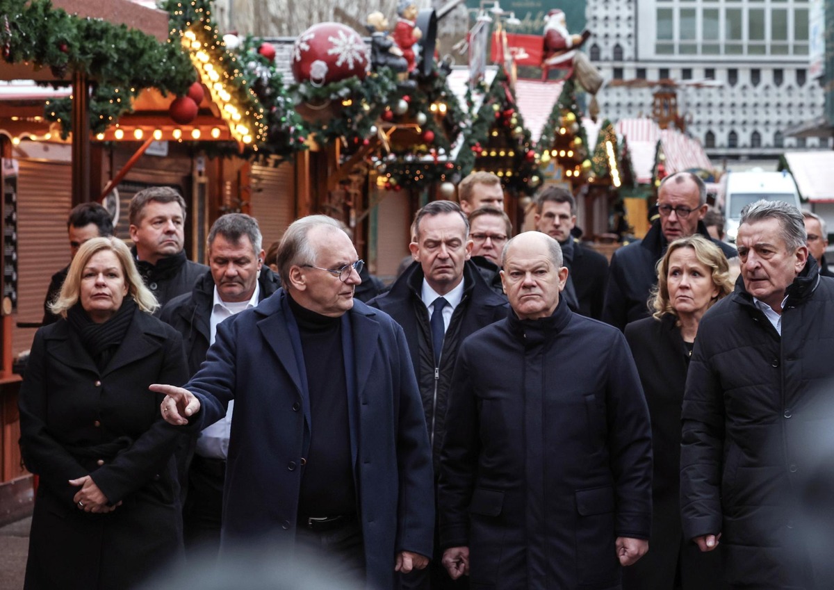 German Chancellor Scholz visits Magdeburg's Christmas market following vehicle-ramming attack  / FILIP SINGER (EFE)