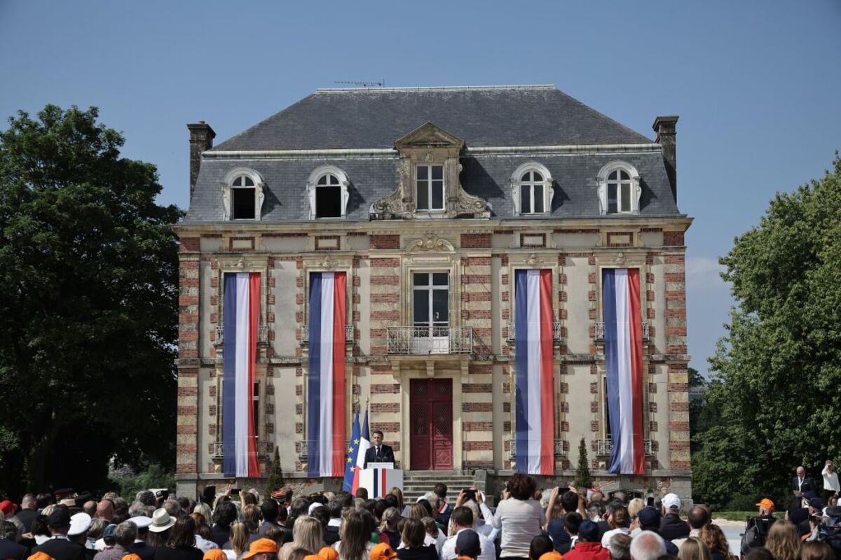 French President Macron pays tribute to civil victims of WWII in Normandy  / CHRISTOPHE PETIT TESSON / POOL