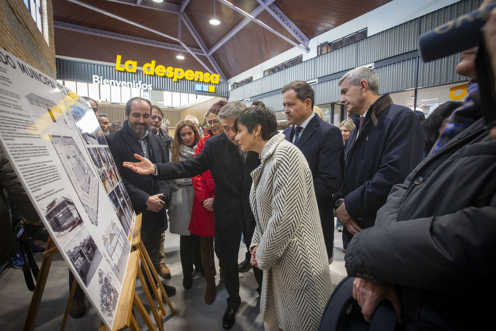 La inauguración oficial del mercado de abastos se ha celebrado esta mañana.