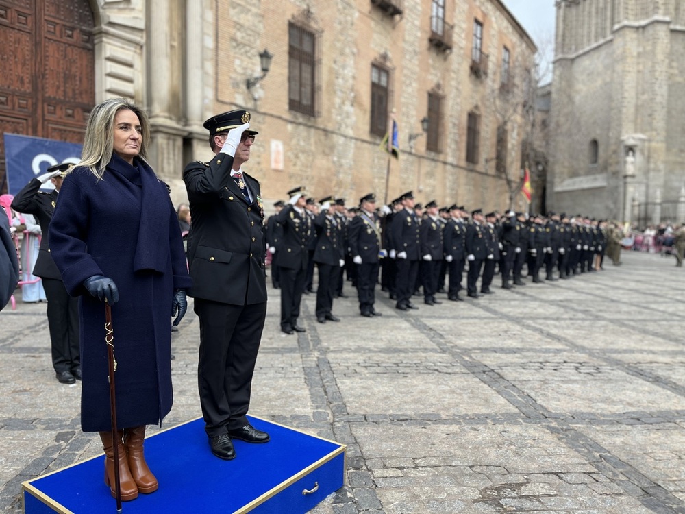 La delegada del Gobierno, Milagros Tolón, presidió el acto en la plaza del Ayuntamiento.