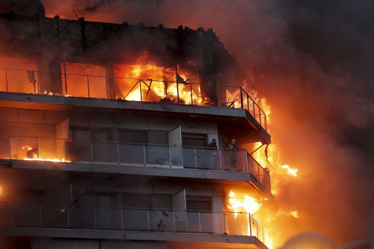 Los bomberos intentan rescatar a vecinos atrapados por el fuego desde los balcones  / MANUEL BRUQUE