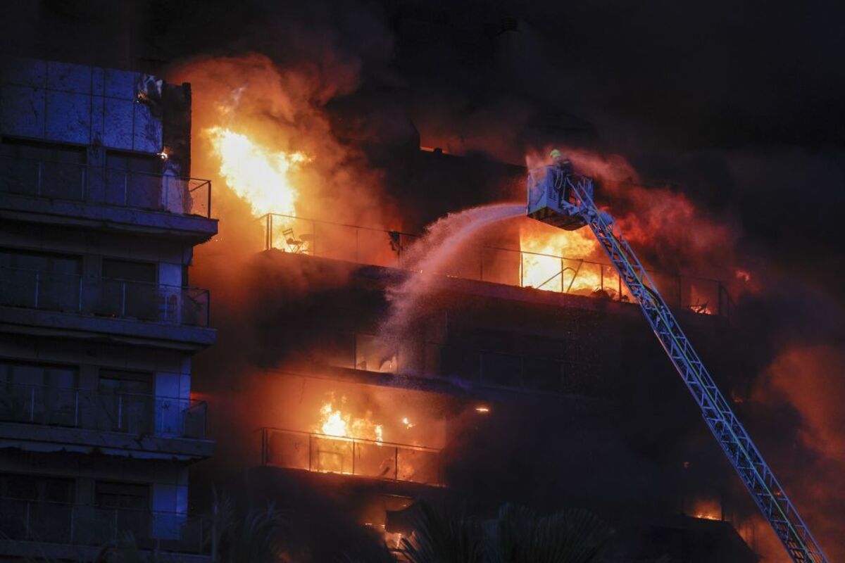 Los bomberos intentan rescatar a vecinos atrapados por el fuego desde los balcones